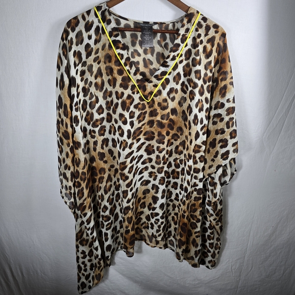 Vince Camuto Animal Print V-Neck Tunic - Picture 1 of 8